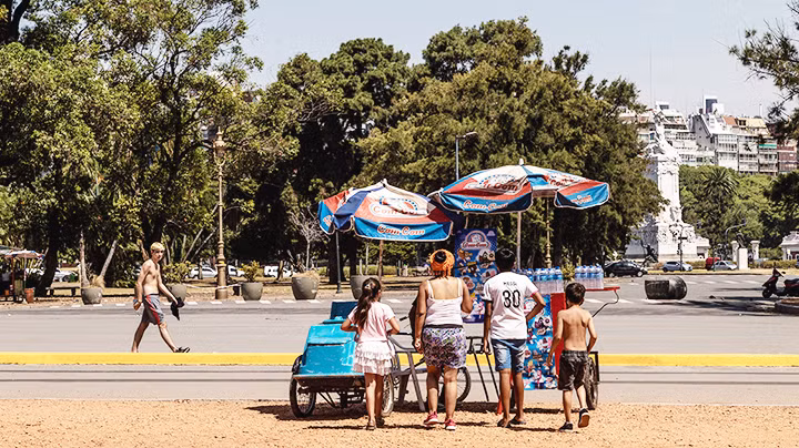 Nắng nóng bất thường diễn ra tại Thủ đô Buenos Aires của Argentina. Ảnh: BLOOMBERG