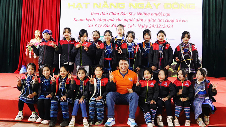 Bác sĩ Lương cùng các em nhỏ vùng cao Bát Xát, Lào Cai trong một chuyến thiện nguyện. Ảnh: NVCC