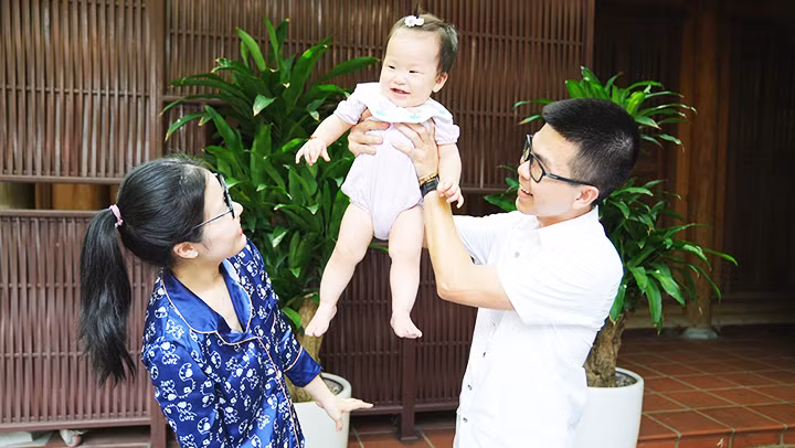 Bé Trương Tuệ Linh cùng bố mẹ.