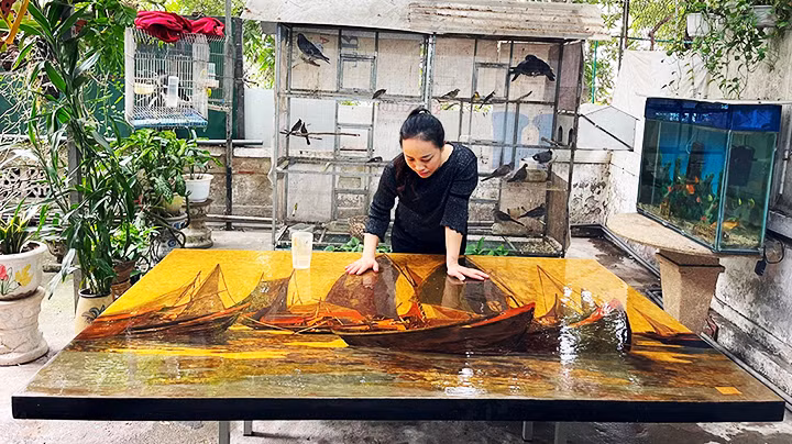 Họa sĩ đang hoàn thành một bức tranh khổ lớn.