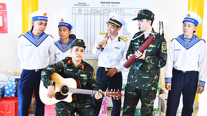 Giao lưu văn nghệ giữa các chiến sĩ với đoàn văn công Trường đại học Văn hóa - Nghệ thuật Quân đội.