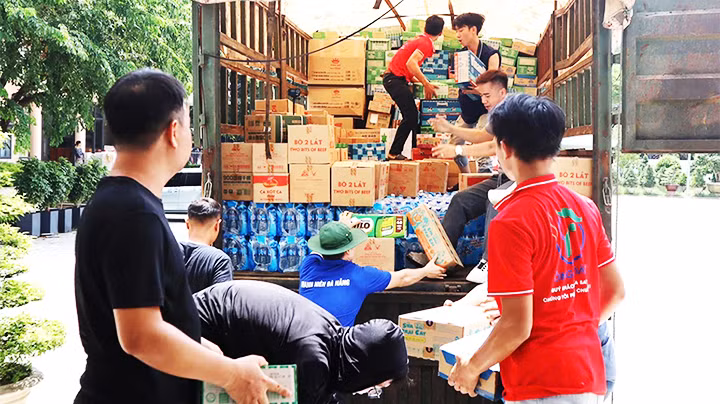 Nhu yếu phẩm được chuyển lên xe ủng hộ bà con bị thiên tai.