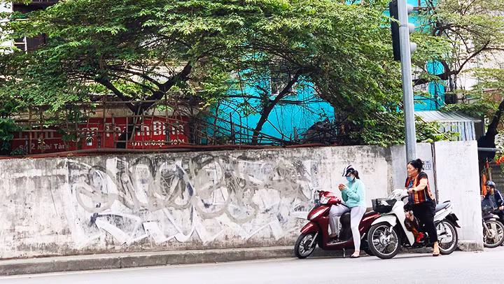 Tranh tường tại phố Nghi Tàm, Tây Hồ nhem nhuốc, phai mầu sơn.