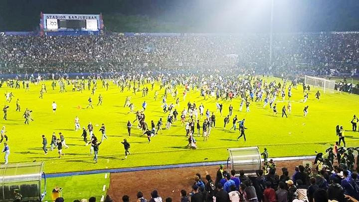 Vụ hỗn loạn kinh hoàng ở giải Indonesia