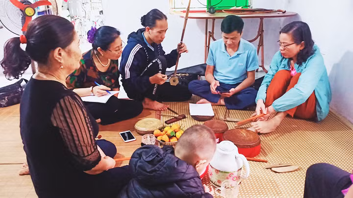 Nghệ nhân Bùi Công Sơn đang hướng dẫn mọi người đàn và hát xẩm. Ảnh: NVCC