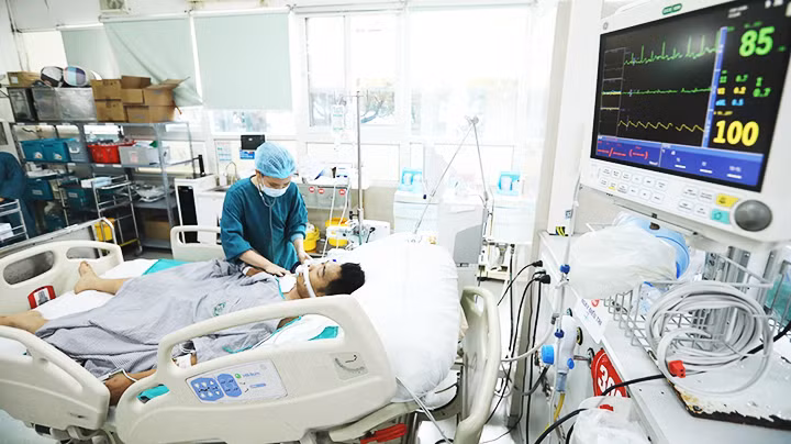 Các bác sĩ Khoa hồi sức tích cực cấp cứu cho các bệnh nhân nặng trong vụ hỏa hoạn điều trị tại Trung tâm Cấp cứu A9 Bệnh viện Bạch Mai. Ảnh: TTXVN