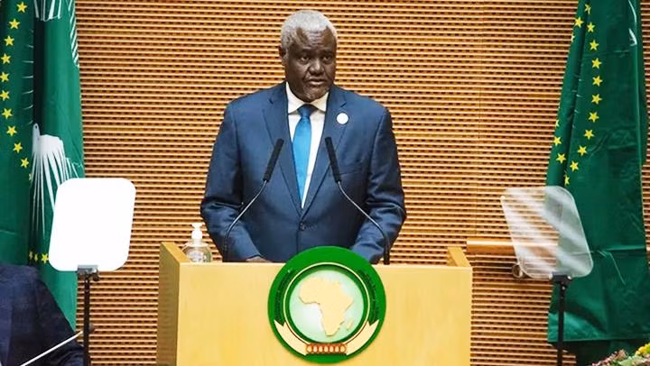 Chủ tịch Ủy ban AU Faki Mahamat lên án sự thay đổi chính quyền tại Burkina Faso. Ảnh: SOCIAL NEWS