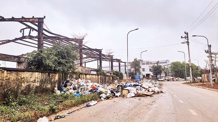 Rác tràn ra đường cạnh Công ty TNHH Tấn Anh (KCN Tân Quang, Văn Lâm, Hưng Yên).
