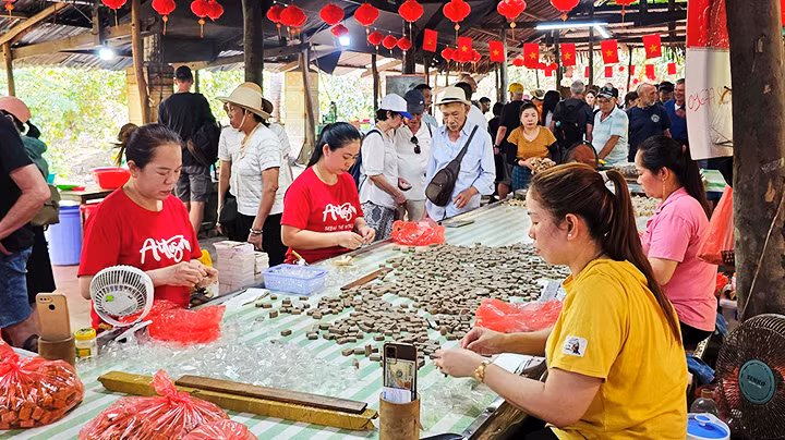 Tham quan xưởng sản xuất kẹo dừa.