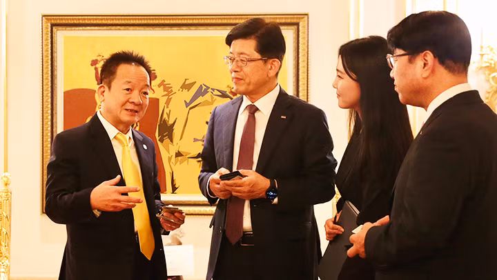 Ông Đỗ Quang Hiển, Chủ tịch UBCL Tập đoàn T&T Group trao đổi tiềm năng, cơ hội hợp tác với ông Bin Dae-in, Chủ tịch HĐQT kiêm TGĐ Tập đoàn tài chính BNK.