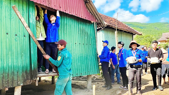 Đoàn viên giúp dân xóa nhà tạm, nhà dột nát trên địa bàn tỉnh Bình Định.
