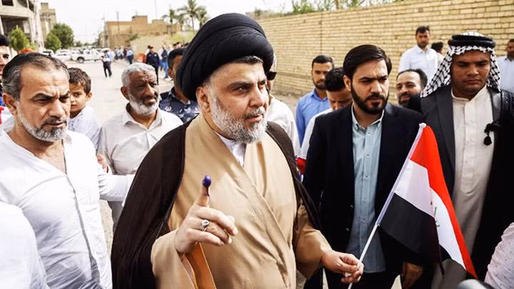 Giáo sĩ Moqtada Al-Sadr (giữa) và các nghị sĩ tuyên bố rút khỏi Quốc hội. Ảnh: TIMES OF ISRAEL