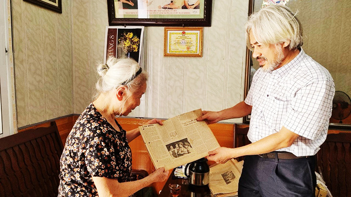 Ông Dũng tặng tờ Báo Nhân Dân cho bà Vũ Thị Bích Liên tại TP Nam Định. Ông Dũng tặng tờ Báo Nhân Dân cho bà Vũ Thị Bích Liên tại TP Nam Định.