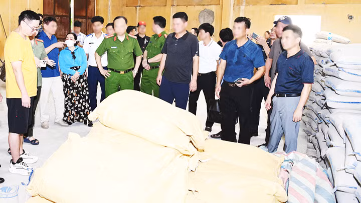 Đối tượng Liêu Chí Hoài (áo vàng) cùng tang vật khi bị bắt giữ.