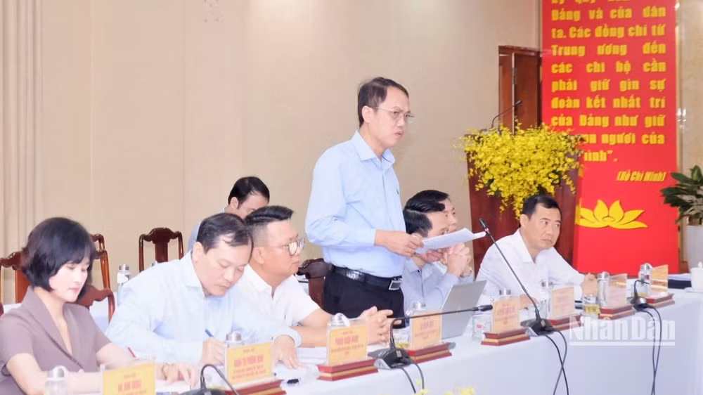 Các đồng chí trong đoàn kiểm tra phát biểu tại buổi làm việc với Ban Thường vụ Tỉnh ủy Bình Phước.