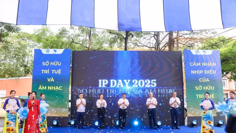 Các đại biểu thực hiện nghi thức khởi động, đánh dấu sự kiện hưởng ứng Ngày Sở hữu trí tuệ Thế giới 26/4/2025. (Ảnh: BÍCH LIÊN)