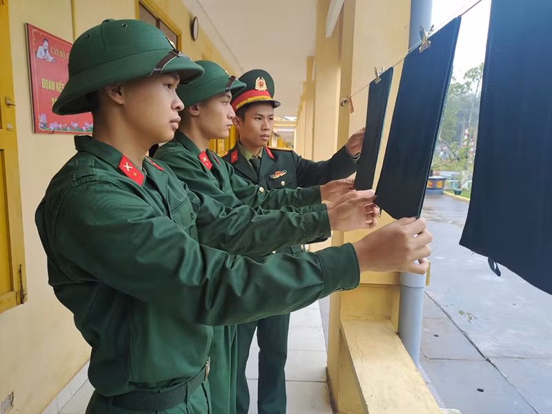 Chỉ huy Đại đội 8, Tiểu đoàn 8, Trung đoàn 43 (Sư đoàn 395, Quân khu 3) hướng dẫn chiến sĩ mới sắp xếp đồ dùng cá nhân.