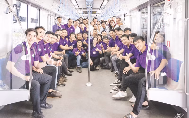 Các học viên lớp học lái tàu tham quan thực tế trên tuyến Metro Bến Thành-Suối Tiên.