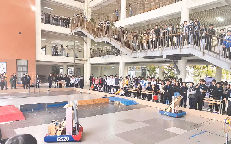 Đông đảo khán giả là học sinh, phụ huynh, thầy cô giáo cổ vũ cho hiệp đấu của hai robot FRC tự chế tại trường Amsterdam.