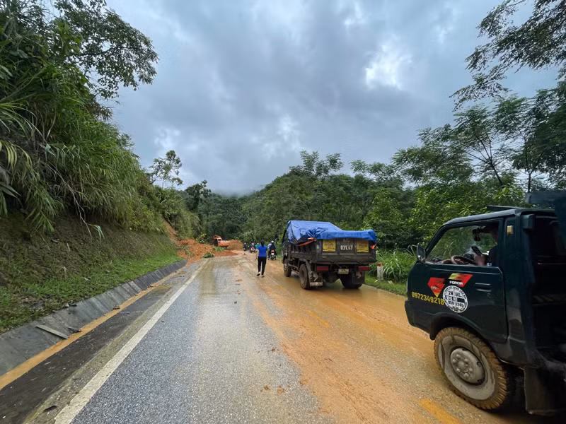 Xe chở hàng chờ thông tắc điểm sạt lở trên Tỉnh lộ 254.