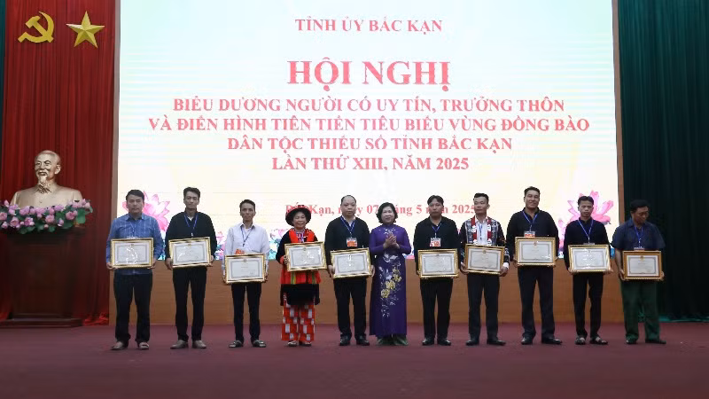 Lãnh đạo tỉnh Bắc Kạn trao Bằng khen tặng cho người có uy tín, trưởng thôn, điển hình tiên tiến. (Ảnh: TUẤN SƠN)