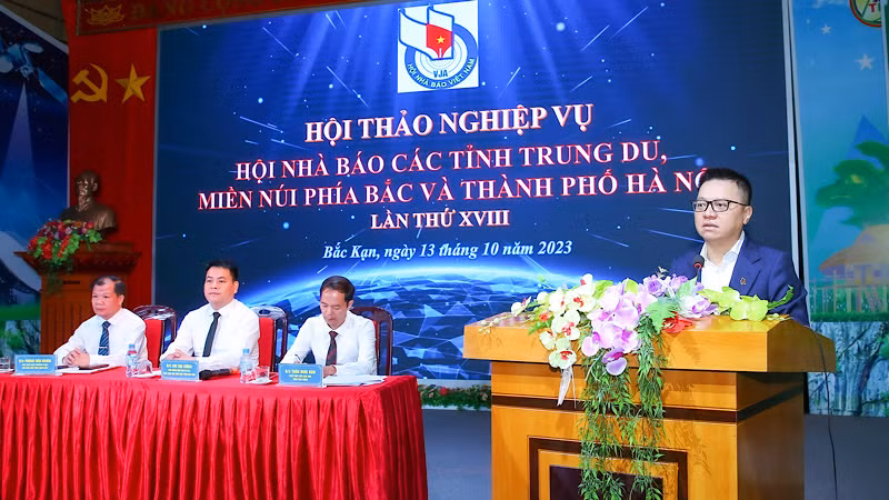 Đồng chí Lê Quốc Minh, Tổng Biên tập Báo Nhân Dân phát biểu tại hội thảo. (Ảnh: TRẦN HẢI). 