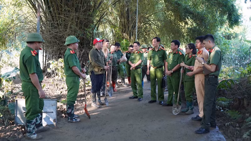 Lãnh đạo Công an tỉnh trực tiếp kiểm tra, chỉ đạo công tác khắc phục hậu quả mưa bão. (Trong ảnh: Lãnh đạo Công an tỉnh chỉ đạo triển khai lực lượng tại huyện Chợ Mới). (Ảnh: Thùy Dương).