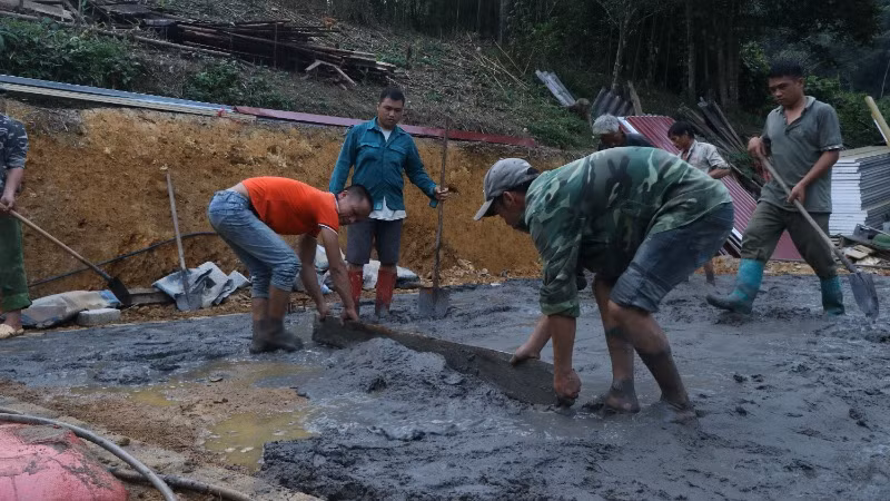 Xây dựng nhà đại đoàn kết cho hộ nghèo ở xã Mỹ Thanh, huyện Bạch Thông. (Ảnh: NGUYỄN HẢI)