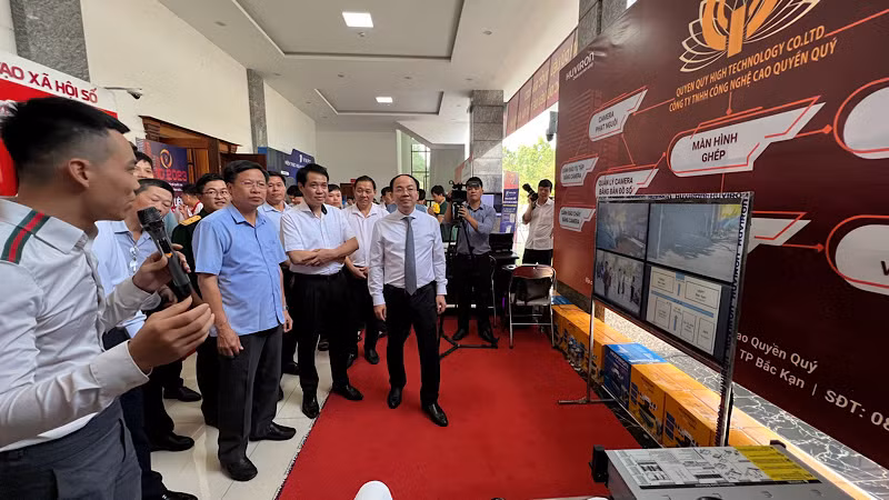 Lãnh đạo tỉnh Bắc Kạn thăm các gian hàng giới thiệu công nghệ số. (Ảnh: TUẤN SƠN)