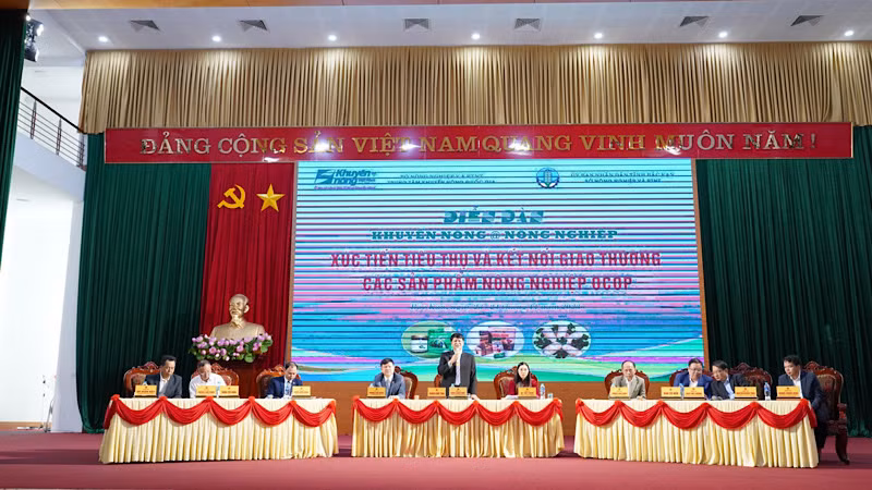 Lãnh đạo tỉnh Bắc Kạn trao đổi, giải đáp tại diễn đàn. (Ảnh: TUẤN SƠN)