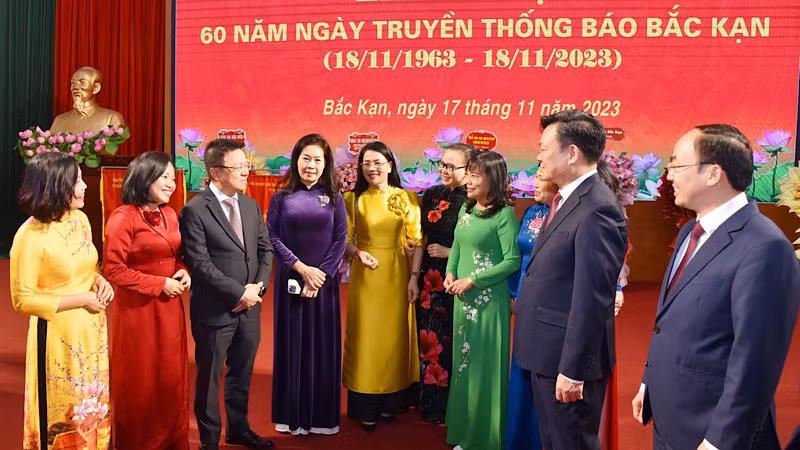 Các đại biểu trò chuyện bên lề Lễ kỷ niệm. (Ảnh: QUÝ ĐÔN) Các đại biểu trò chuyện bên lề Lễ kỷ niệm. (Ảnh: QUÝ ĐÔN)