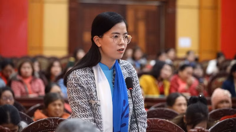 Đại biểu nữ nêu ý kiến tại buổi đối thoại. (Ảnh: HÀ THANH)