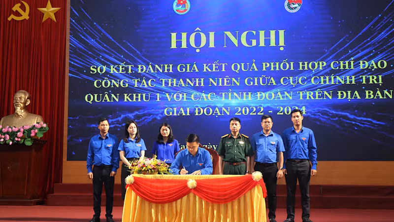 Lãnh đạo các đơn vị ký quy chế phối hợp. Ảnh: TUẤN SƠN