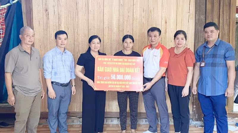 Lãnh đạo Ủy ban Mặt trận Tổ quốc Việt Nam tỉnh Bắc Kạn trao hỗ trợ làm nhà Đại đoàn kết cho hộ nghèo. (Ảnh: TUẤN SƠN)