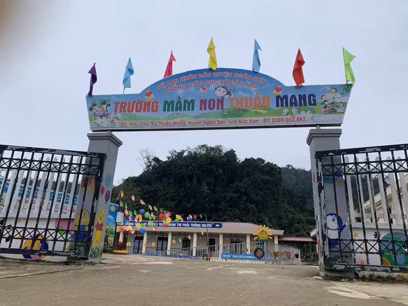 Trường Mầm non Thượng Quan, huyện Ngân Sơn đã cho học sinh nghỉ tránh rét. Ảnh: TRẦN TUYẾN.