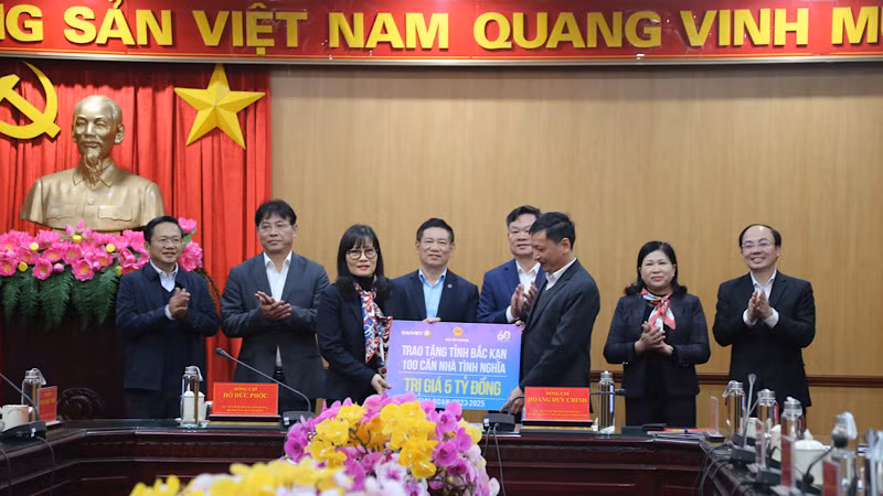 Bộ trưởng Hồ Đức Phớc và lãnh đạo tỉnh Bắc Kạn chứng kiến trao hỗ trợ an sinh xã hội. (Ảnh: TUẤN SƠN). 