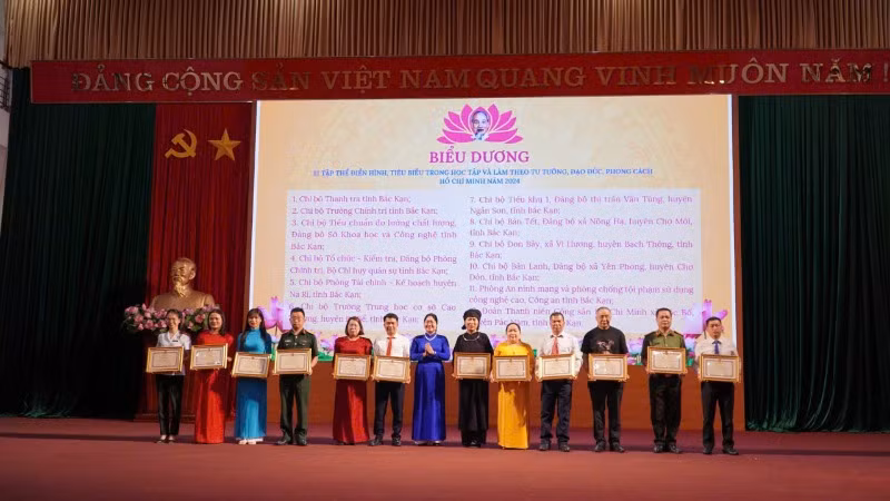 Lãnh đạo tỉnh Bắc Kạn tặng bằng khen cho các tập thể, cá nhân tiêu biểu. (Ảnh: TUẤN SƠN)