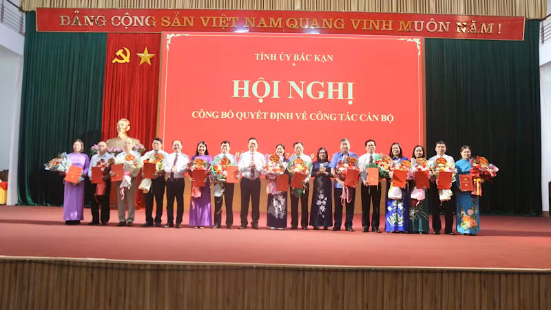 Lãnh đạo tỉnh Bắc Kạn trao quyết định, tặng hoa chúc mừng các cán bộ nhận vị trí công tác mới. (Ảnh: TUẤN SƠN). 