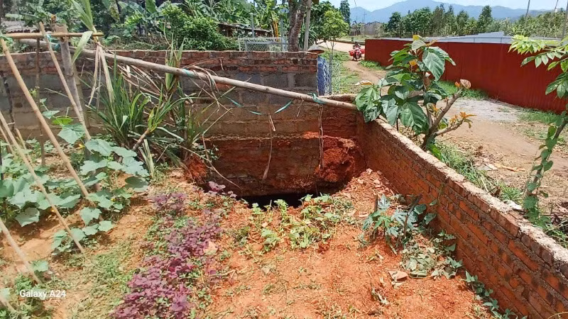 Hố sụt mới xuất hiện vào đầu tháng 5 tại góc vườn một hộ dân ở thôn Hiệp Lực. (Ảnh: TUẤN SƠN)