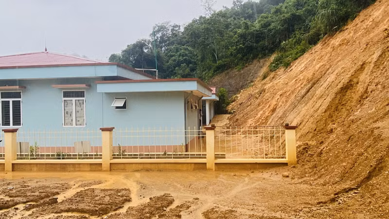 Sạt lở đe dọa an toàn nhà Trạm Y tế xã Quang Phong, huyện Na Rì. (Ảnh: VĂN THIỀU)