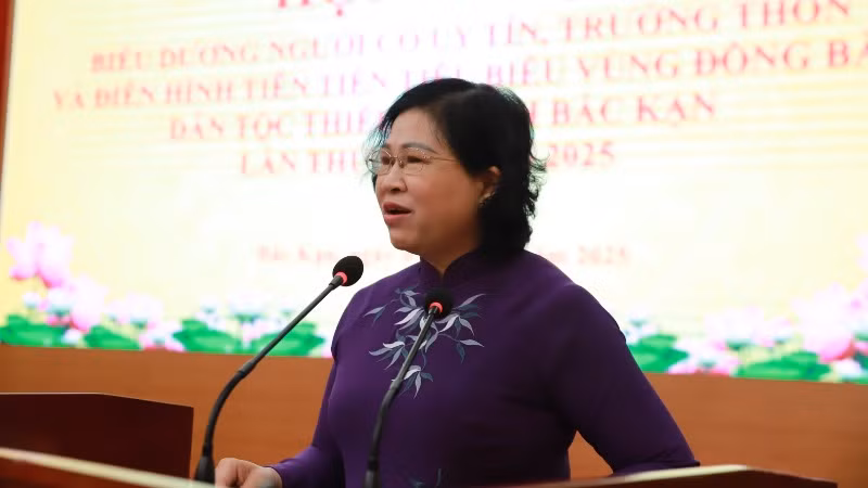 Đồng chí Phương Thị Thanh, Phó Bí thư Thường trực Tỉnh ủy Bắc Kạn phát biểu tại Hội nghị. (Ảnh: TUẤN SƠN)