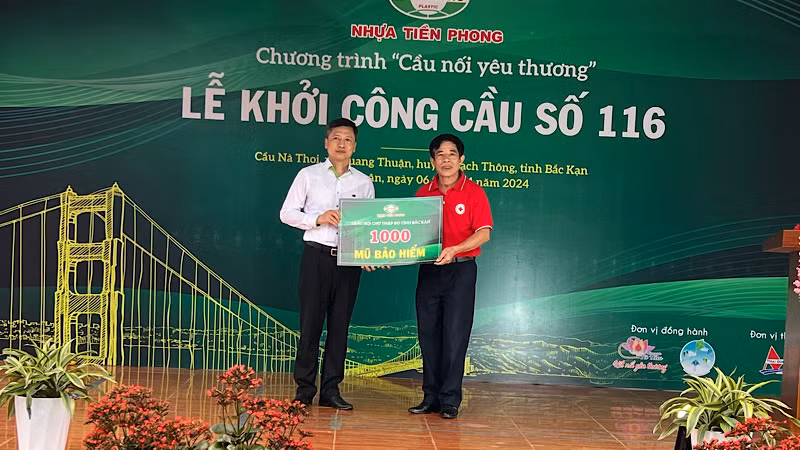 Trao biểu trưng tặng mũ bảo hiểm cho Hội Chữ thập đỏ tỉnh Bắc Kạn. Ảnh: TUẤN SƠN