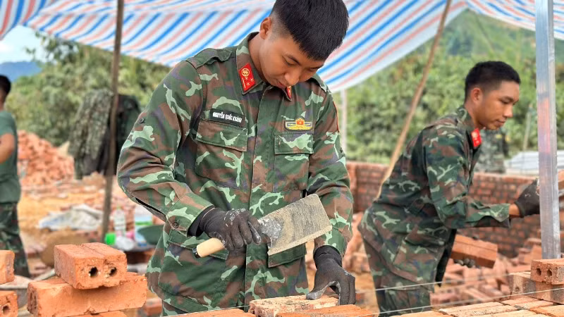 Bộ đội giúp dân xây nhà mới tại xã Xuân Lạc, huyện Chợ Đồn. (Ảnh: BÍCH HUYỀN)