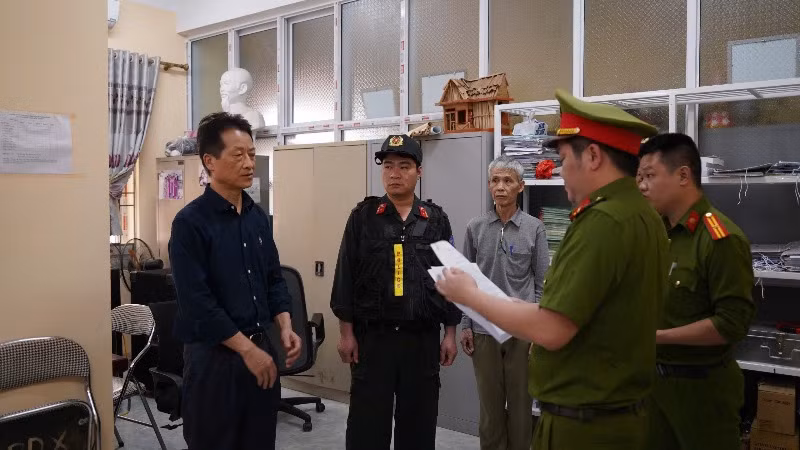 Cơ quan cảnh sát điều tra, Công an tỉnh Bắc Kạn tống đạt lệnh bắt để tạm giam đối với Hồng Sỹ Hưng (ngoài cùng bên trái). (Ảnh: THUỲ DƯƠNG)