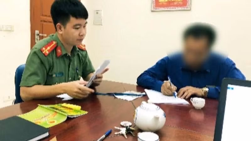 Phòng An ninh chính trị nội bộ (Công an tỉnh Bắc Kạn) làm việc với chủ tài khoản Facebook bình luận sai sự thật trên mạng xã hội.