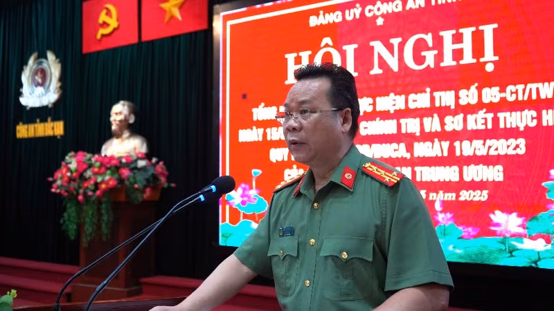 Đại tá Hà Văn Tuyên, Giám đốc Công an tỉnh Bắc Kạn phát biểu tại hội nghị. (Ảnh: THÙY DƯƠNG)