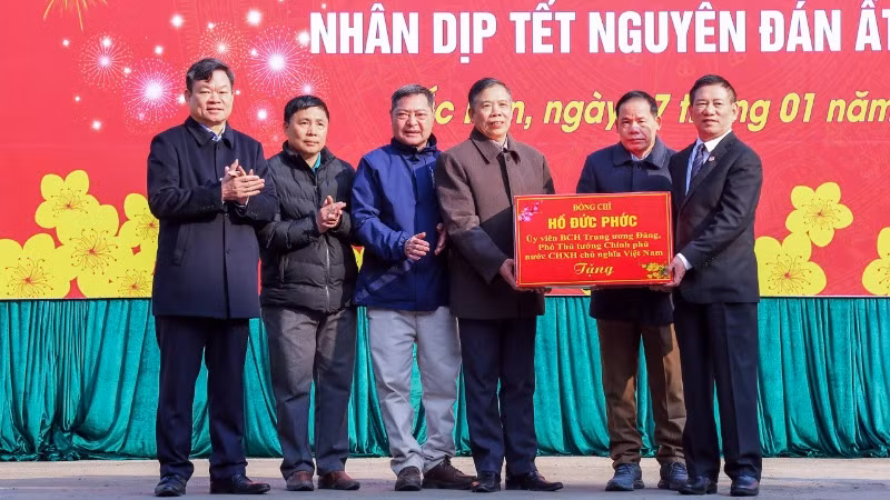 Phó Thủ tướng Chính phủ Hồ Đức Phớc tặng quà cho thị trấn Nà Phặc, huyện Ngân Sơn. (Ảnh: TUẤN SƠN)