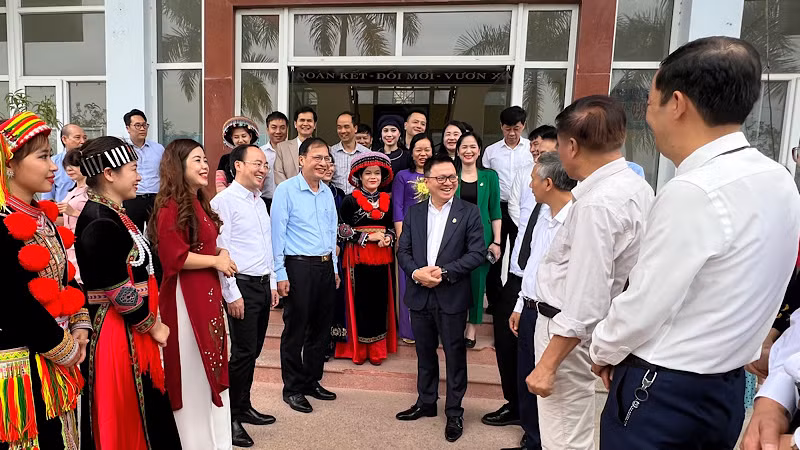 Các đại biểu trò chuyện bên lề hội thảo. (Ảnh: TUẤN SƠN).