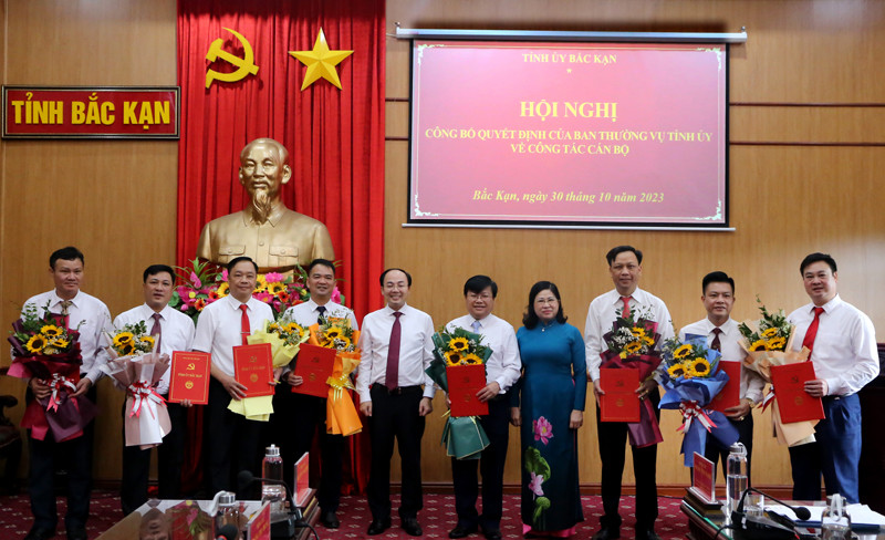 Lãnh đạo tỉnh Bắc Kạn tặng hoa chúc mừng các cán bộ được luân chuyển, bổ nhiệm đợt này. (Ảnh: TUẤN SƠN)