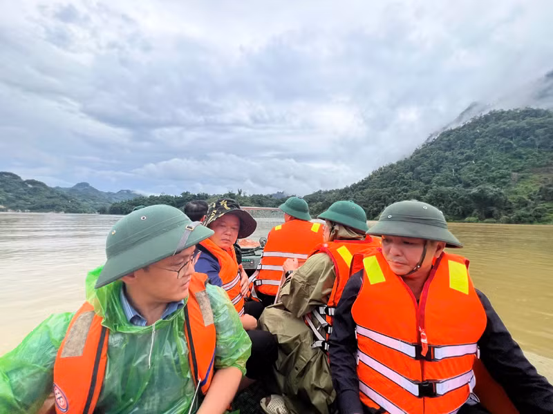 Lãnh đạo tỉnh Bắc Kạn vào tâm lũ Nam Cường để chỉ đạo công tác cứu trợ, khắc phục hậu quả.